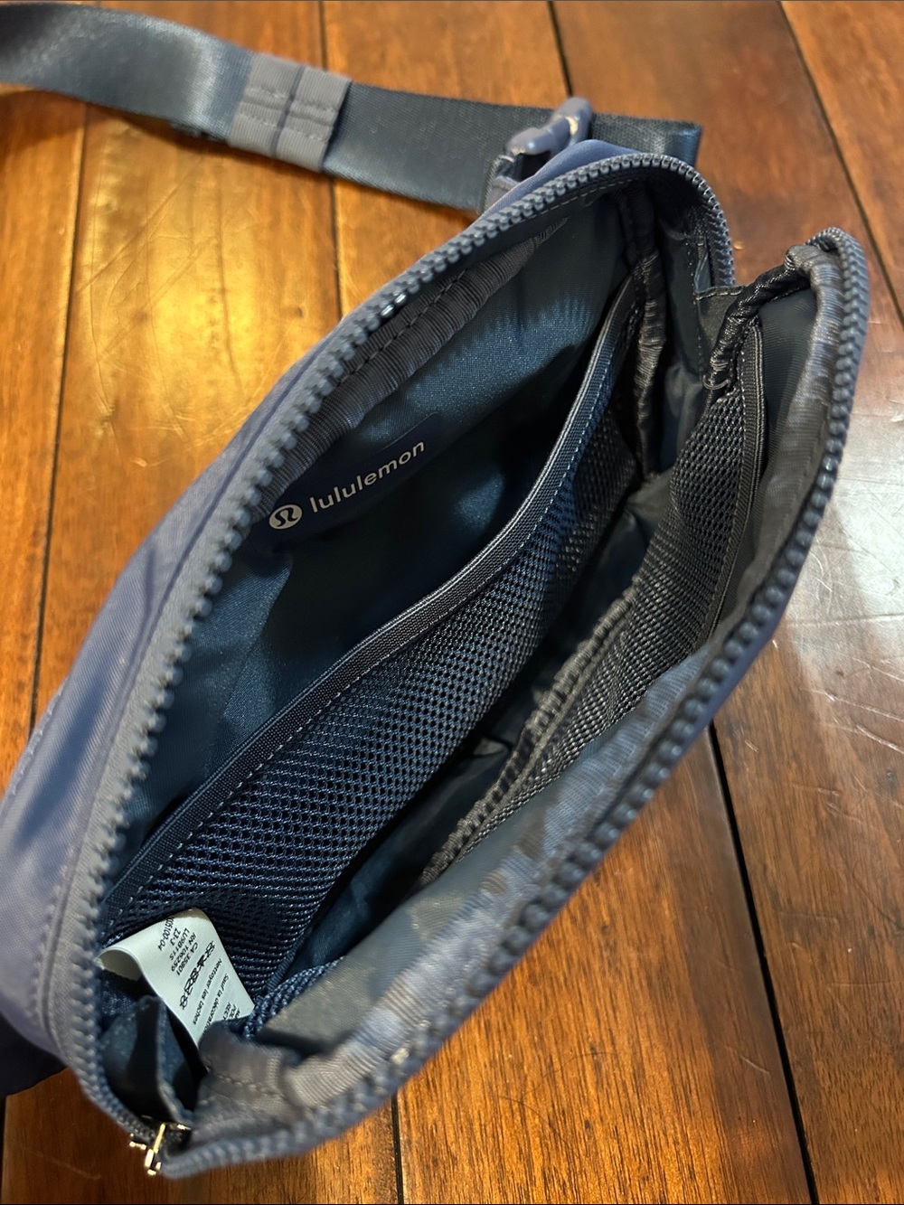 lululemon athletica pitch blue 2L belt bag- great condition - Picture 6 of 6